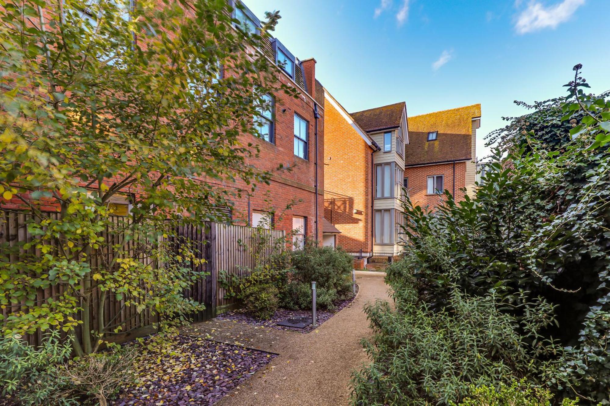 Exceptionally Spacious Apartment Canterbury